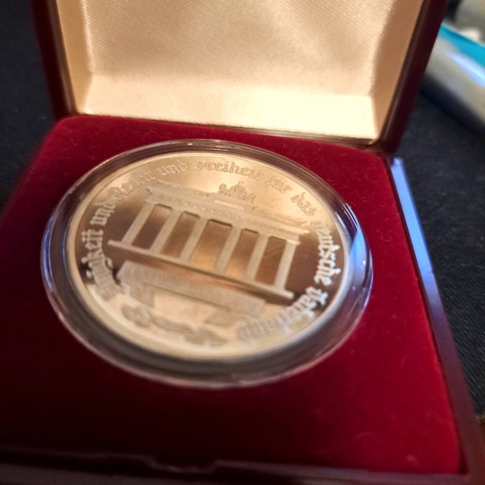 1989 Berlin Wall .999 Silver Commemorative Token w Protective Case & Outer Case